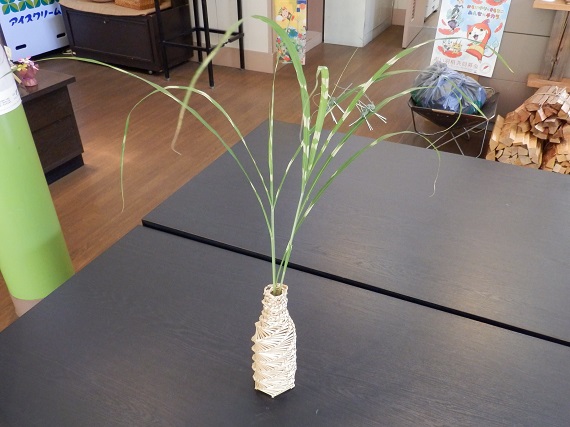 麦わらで作った花瓶とススキのバッタ。