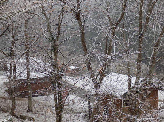 宿泊棟が雪景色の中に見えています。