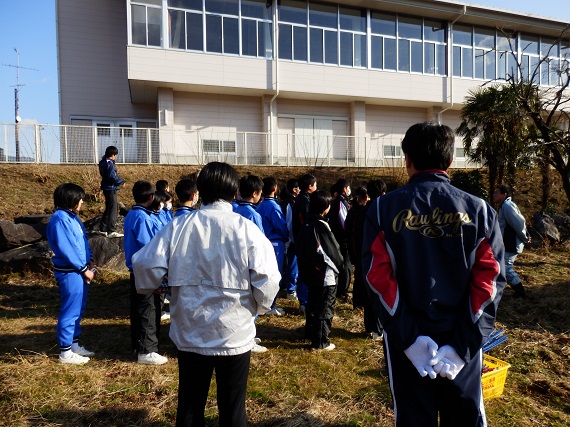 入遠野中学校の楮刈り、作業説明の風景。