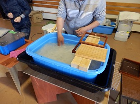 紙漉きの紙料を入れた舟で、糊の濃度を調整中です。