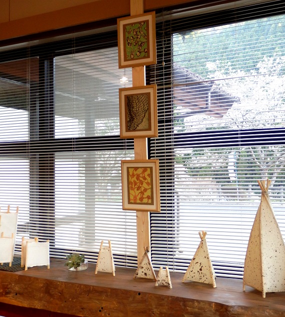 管理棟内に飾った遠野の和紙を使用した版画作品。