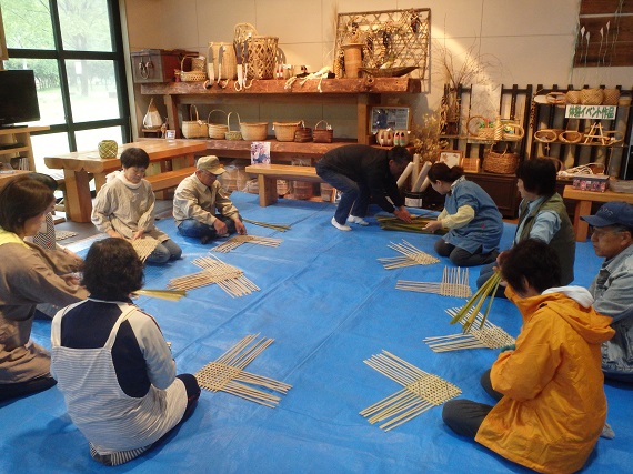 管理棟の中で竹細工体験。
