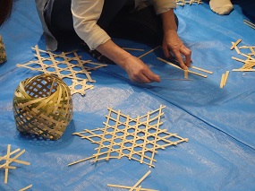 四つ目かごの他に、竹で編むコースターを作りました。