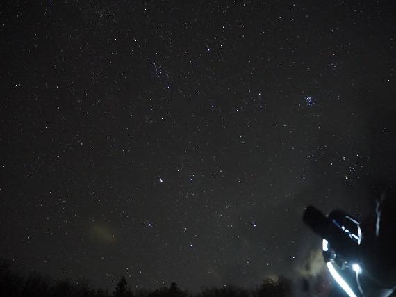 星空写真、右下の端に双眼望遠鏡。