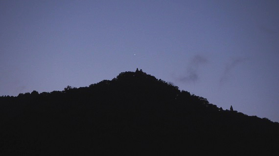 キャンプ場の西側の山に一番星が輝きました。