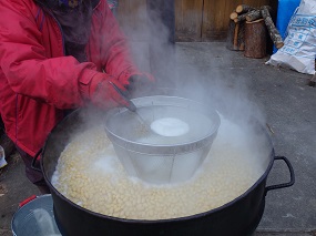 大豆は大きな鍋でいっぱい煮ます。