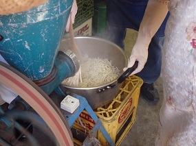 機械を使って、大豆を粗潰しにします。